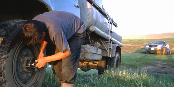 für eine Flasche Wodka zieht ein Mongole auch gern die Karre aus dem Treck