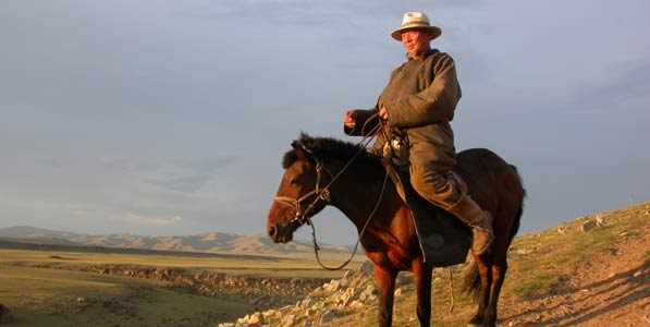 Mongolen reiten im Stehen und das sehr schnell